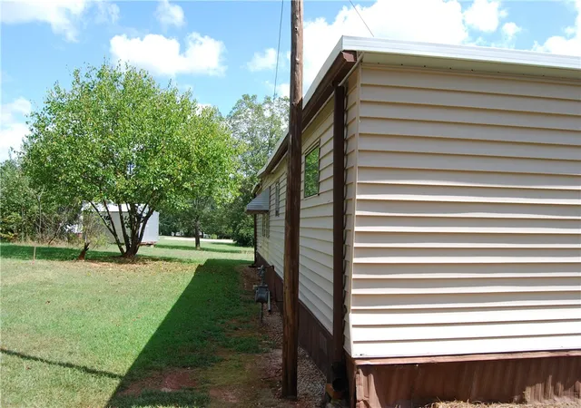 Photo 4 of Manufactured home for sale at 106 W Cresent Dr, Seneca, SC 29678 | MLS# 20306092 | Listing updated on 2026-09-14