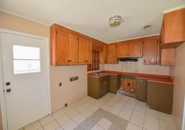 Photo 4 of Single family home for sale at 326 Windmill Cir, Greenwood, SC 29646 | MLS# 20306155 | Listing updated on 2026-09-14