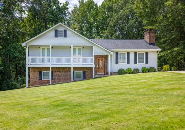 Photo 2 of Single family home for sale at 404 S Old Ml Rd, Seneca, SC 29678 | MLS# 20306977 | Listing updated on 2026-10-14