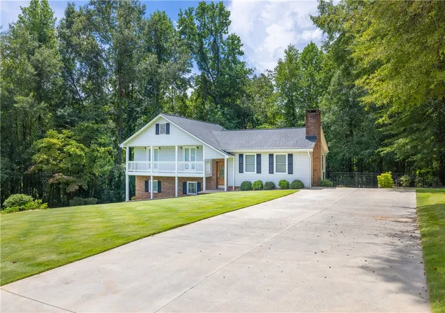 Photo 3 of Single family home for sale at 404 S Old Ml Rd, Seneca, SC 29678 | MLS# 20306977 | Listing updated on 2026-10-14