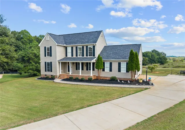 Photo 3 of Single family home for sale at 104 Foghorn Ct, Williamston, SC 29697 | MLS# 20307104 | Listing updated on 2026-10-25