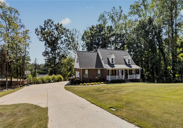 Photo 3 of Single family home for sale at 608 Robin Hood Ln, Anderson, SC 29621 | MLS# 20306994 | Listing updated on 2026-10-08