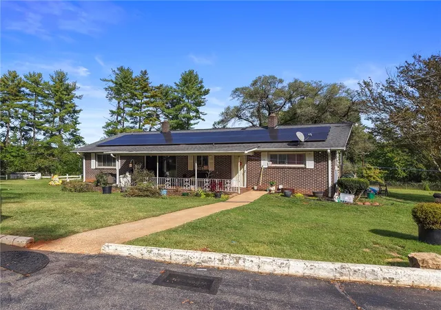 Photo 2 of Single family home for sale at 6 Pine Hl Dr, Travelers Rest, SC 29690 | MLS# 20307036 | Listing updated on 2026-10-23