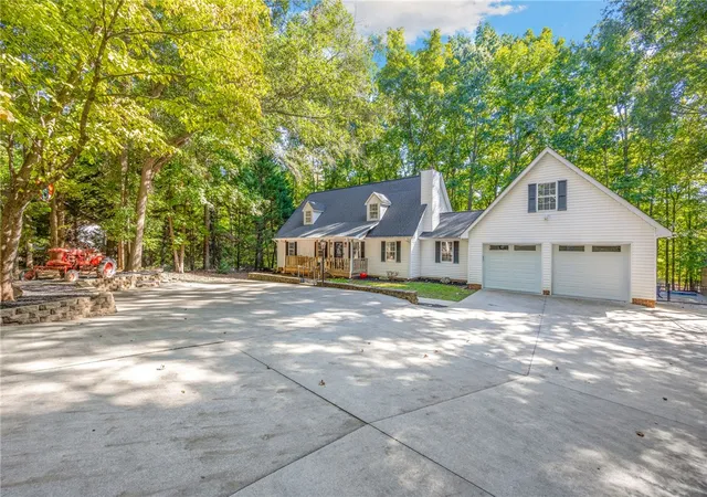 Photo 2 of Single family home for sale at 1418 Hunters Trl, Anderson, SC 29625 | MLS# 20306862 | Listing updated on 2026-10-26