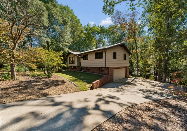 Photo 3 of Single family home for sale at 131 Sharon Dr, Central, SC 29630 | MLS# 20307085 | Listing updated on 2026-10-10