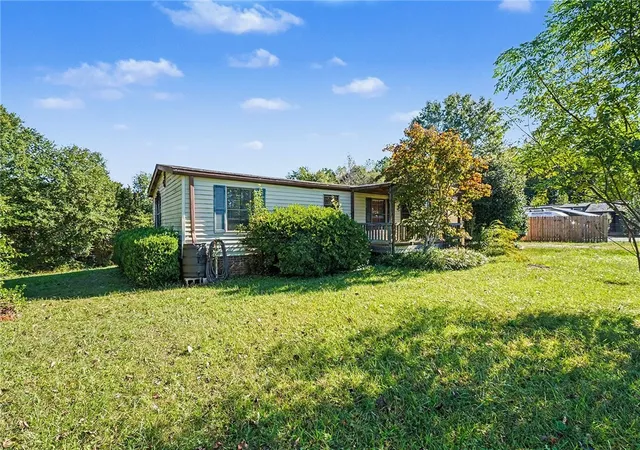 Photo 2 of Manufactured home for sale at 135 Liz Ln, Easley, SC 29642 | MLS# 20307264 | Listing updated on 2026-10-28