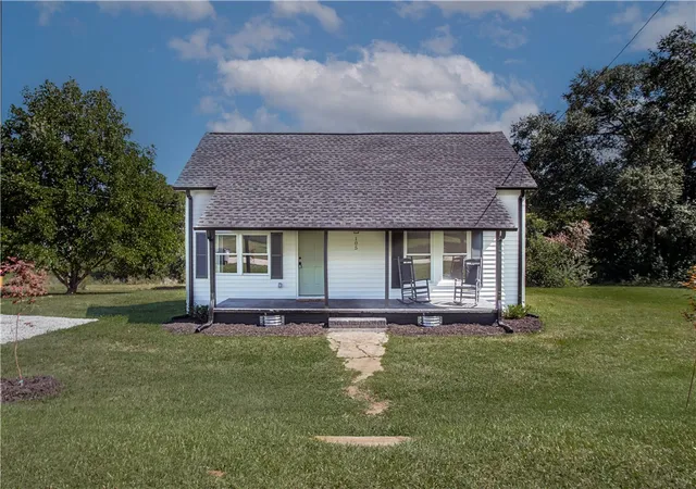 Photo 1 of Single family home for sale at 105 E Beattie St, Liberty, SC 29657 | MLS# 20307305 | Listing updated on 2026-10-25