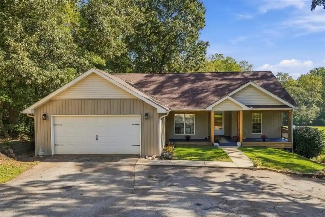 Photo 1 of Single family home for sale at 211 Granite Dr, Seneca, SC 29678 | MLS# 20308355 | Listing updated on 2026-10-16