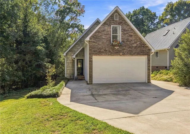 Photo 1 of Single family home for sale at 127 Fields Ave, Anderson, SC 29625 | MLS# 20308352 | Listing updated on 2026-10-15