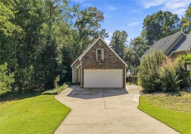 Photo 3 of Single family home for sale at 127 Fields Ave, Anderson, SC 29625 | MLS# 20308352 | Listing updated on 2026-10-15