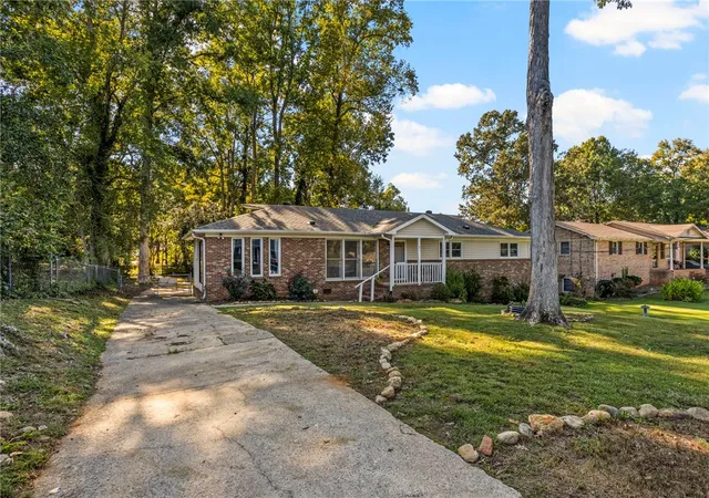 Photo 2 of Single family home for sale at 5 Tazewell Dr, Greenville, SC 29617 | MLS# 20308379 | Listing updated on 2026-10-21