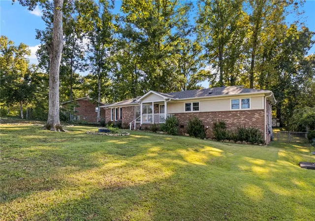 Photo 3 of Single family home for sale at 5 Tazewell Dr, Greenville, SC 29617 | MLS# 20308379 | Listing updated on 2026-10-21