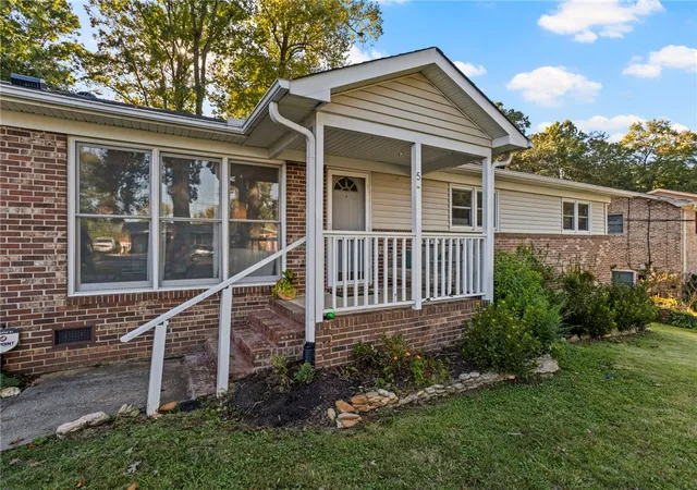 Photo 3 of Single family home for sale at 5 Tazewell Dr, Greenville, SC 29617 | MLS# 20308379 | Listing updated on 2026-10-21