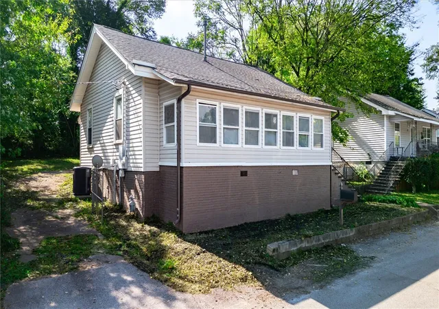 Photo 2 of Single family home for sale at 33 Ross St, Greenville, SC 29611 | MLS# 20308504 | Listing updated on 2026-10-20