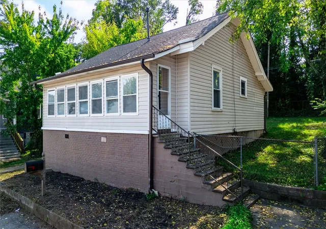 Photo 3 of Single family home for sale at 33 Ross St, Greenville, SC 29611 | MLS# 20308504 | Listing updated on 2026-10-20