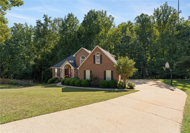 Photo 2 of Single family home for sale at 209 Woodbridge Ct, Easley, SC 29642 | MLS# 20308535 | Listing updated on 2026-10-20