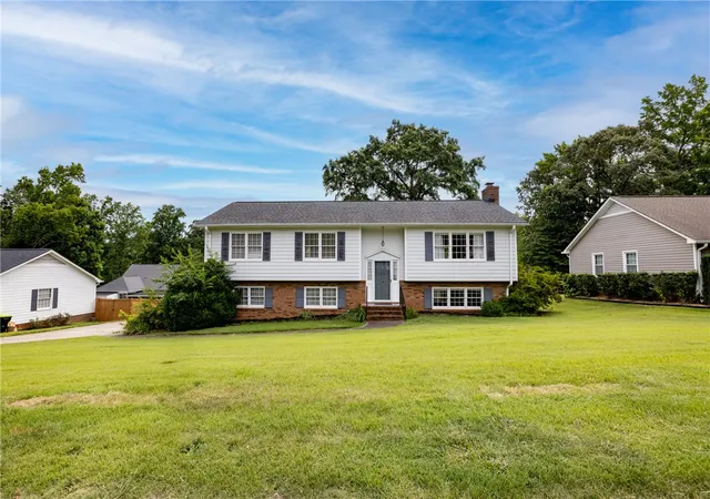 Photo 2 of Single family home for sale at 26 Fieldstone Pl, Greenville, SC 29615 | MLS# 20308532 | Listing updated on 2026-10-26