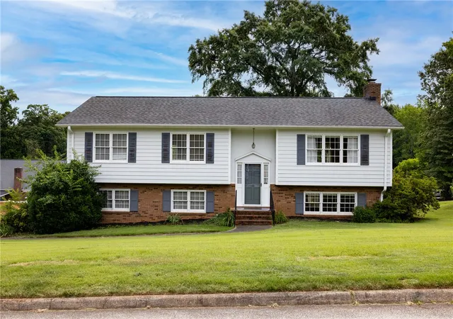 Photo 3 of Single family home for sale at 26 Fieldstone Pl, Greenville, SC 29615 | MLS# 20308532 | Listing updated on 2026-10-26