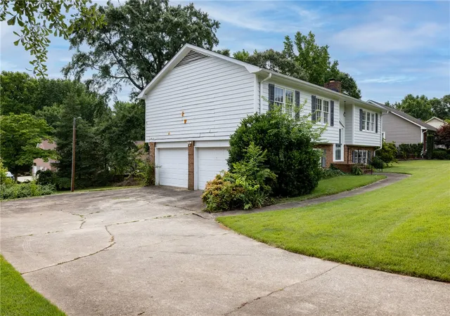 Photo 3 of Single family home for sale at 26 Fieldstone Pl, Greenville, SC 29615 | MLS# 20308532 | Listing updated on 2026-10-26