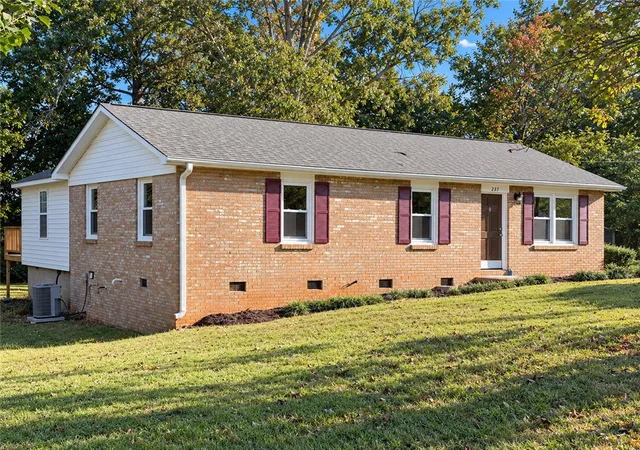 Photo 1 of Single family home for sale at 237 Skyland Dr, Westminster, SC 29693 | MLS# 20308429 | Listing updated on 2026-10-21