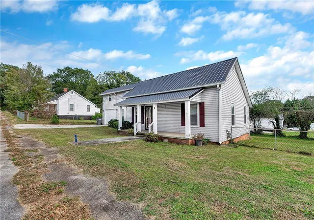 Photo 3 of Single family home for sale at 9 Jackson St, Liberty, SC 29657 | MLS# 20308546 | Listing updated on 2026-10-21