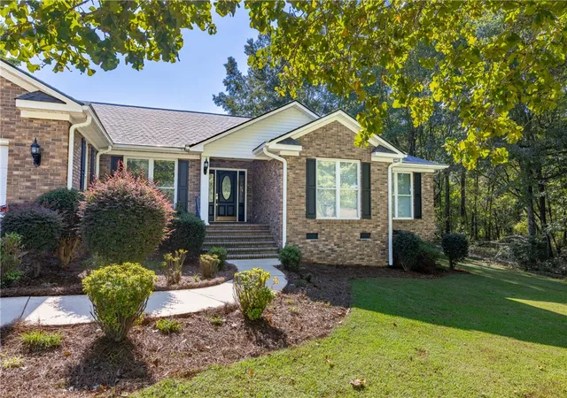 Photo 2 of Single family home for sale at 586 N Main St, Six Mile, SC 29682 | MLS# 20306995 | Listing updated on 2026-10-21