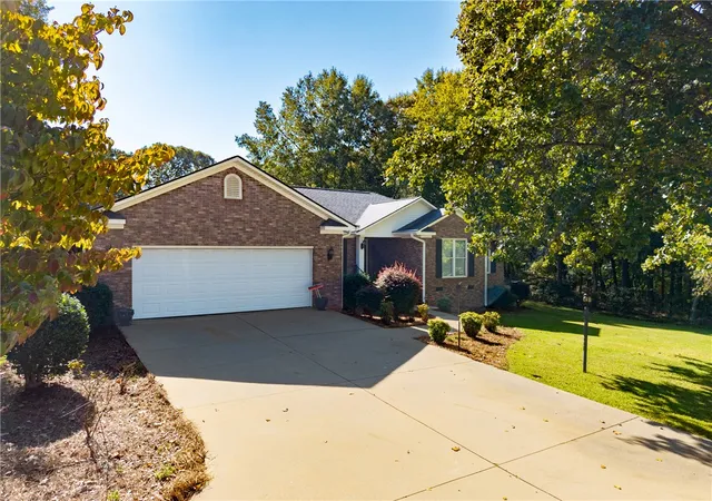 Photo 3 of Single family home for sale at 586 N Main St, Six Mile, SC 29682 | MLS# 20306995 | Listing updated on 2026-10-21