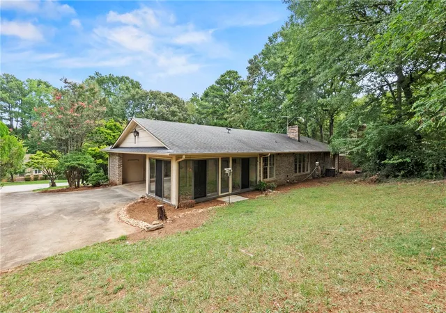 Photo 3 of Single family home for sale at 1204 Stonehurst Dr, Anderson, SC 29621 | MLS# 20308581 | Listing updated on 2026-10-21