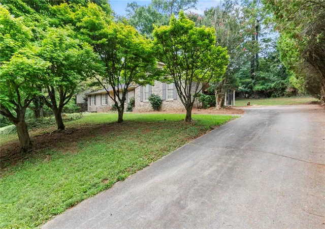Photo 3 of Single family home for sale at 1204 Stonehurst Dr, Anderson, SC 29621 | MLS# 20308581 | Listing updated on 2026-10-21