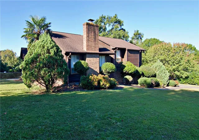 Photo 2 of Single family home for sale at 107 Middlewood Ln, Anderson, SC 29621 | MLS# 20308410 | Listing updated on 2026-10-25