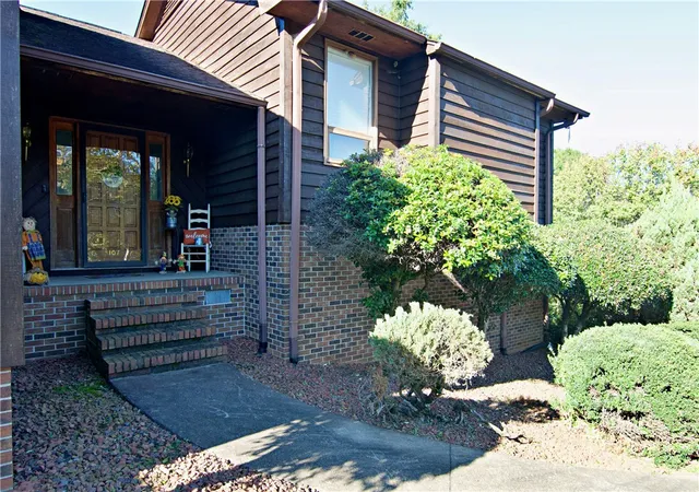 Photo 3 of Single family home for sale at 107 Middlewood Ln, Anderson, SC 29621 | MLS# 20308410 | Listing updated on 2026-10-25