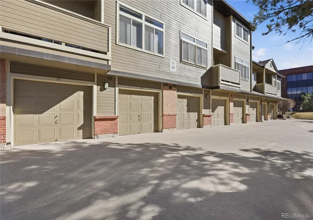 Listing Photo 2 - Condo for sale in building located at 6001 S Yosemite St, Englewood, CO 80111 - Unit #B202