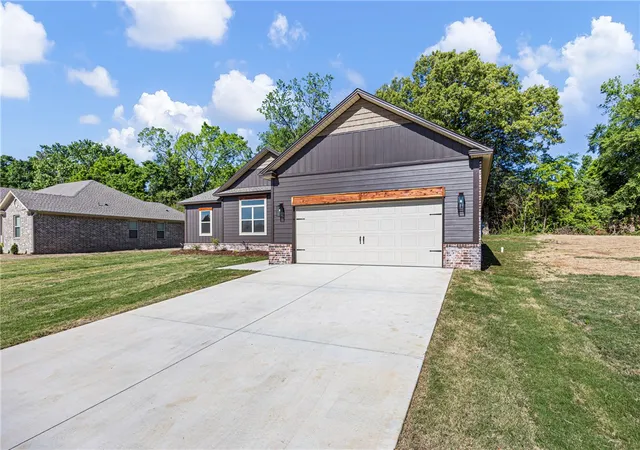 Photo 3 of Single family home for sale at 111 Nebo Hts Way, Dardanelle, AR 72834 | MLS# AV25-549 | Listing updated on 2026-09-14