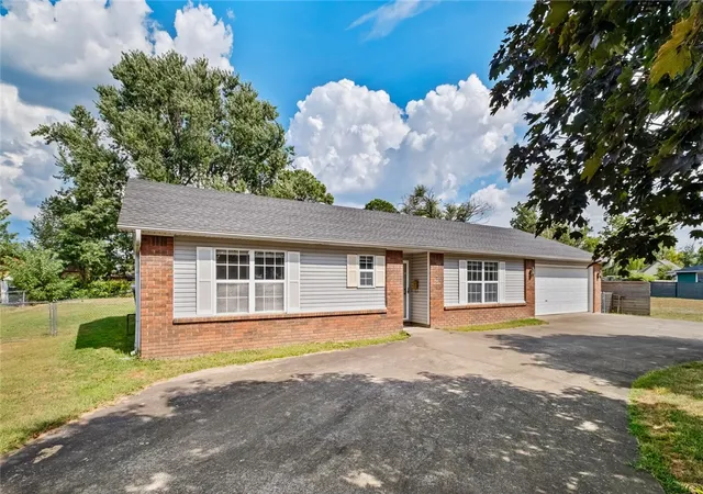 Photo 2 of Single family home for sale at 210 Nw G St, Bentonville, AR 72712 | MLS# 1318715 | Listing updated on 2026-09-13