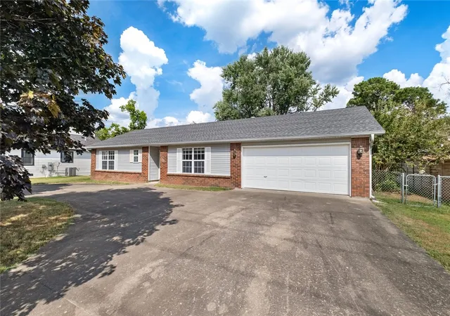 Photo 3 of Single family home for sale at 210 Nw G St, Bentonville, AR 72712 | MLS# 1318715 | Listing updated on 2026-09-13