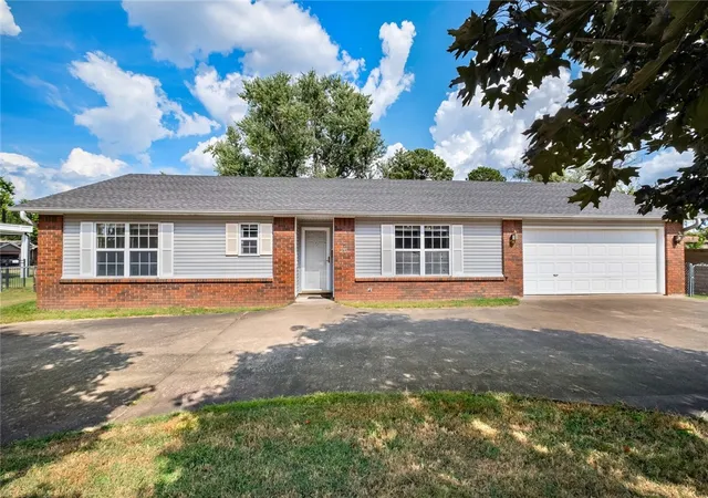 Photo 3 of Single family home for sale at 210 Nw G St, Bentonville, AR 72712 | MLS# 1318715 | Listing updated on 2026-09-13