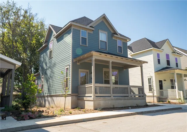 Photo 3 of Single family home for sale at 363 E 11th St, Fayetteville, AR 72701 | MLS# 1324018 | Listing updated on 2026-09-02