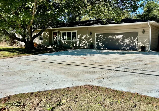 Photo 3 of Single family home for sale at 2502 W 12Th St, Russellville, AR 72801 | MLS# 1327245 | Listing updated on 2026-09-09