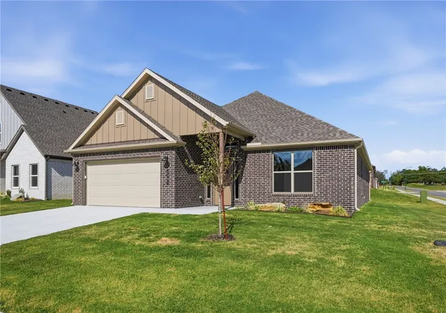 Photo 2 of Single family home for sale at 2301 N Lexington St, Siloam Springs, AR 72761 | MLS# 1330030 | Listing updated on 2026-08-28