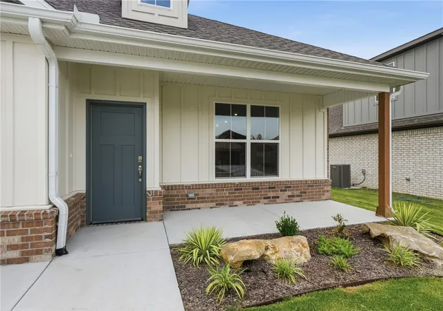 Photo 2 of Single family home for sale at 2305 N Lexington St, Siloam Springs, AR 72761 | MLS# 1330043 | Listing updated on 2026-08-28