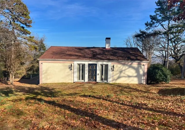 Photo 3 of Sale Pending at 910 Hilltop Dr, Russellville, AR 72802 | MLS# 1330402 | Listing updated on 2026-09-09