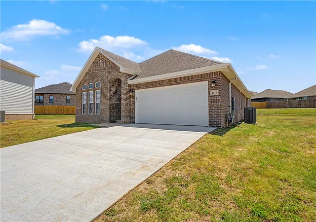 Photo 3 of Sale Pending at 2510 Goldspur Ct, Bentonville, AR 72712 | MLS# 1331275 | Listing updated on 2026-09-28