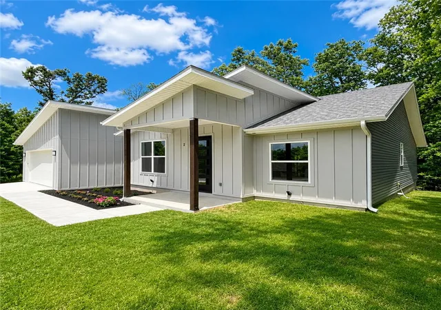 Photo 1 of Single family home for sale at 2 Davington Ln, Bella Vista, AR 72715 | MLS# 1331690 | Listing updated on 2026-10-19