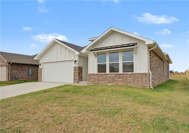 Photo 3 of Single family home for sale at 8740 Sunspire Ln, Bentonville, AR 72713 | MLS# 1333031 | Listing updated on 2026-09-01