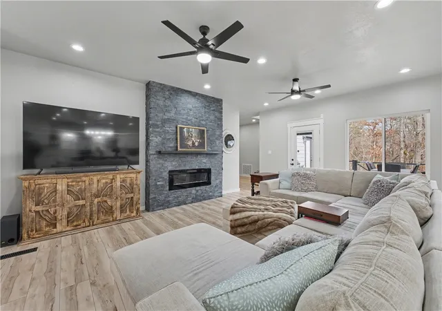 Photo 3 of Single family home for sale at 3 S Kinver Ln, Bella Vista, AR 72714 | MLS# 1333427 | Listing updated on 2026-09-11