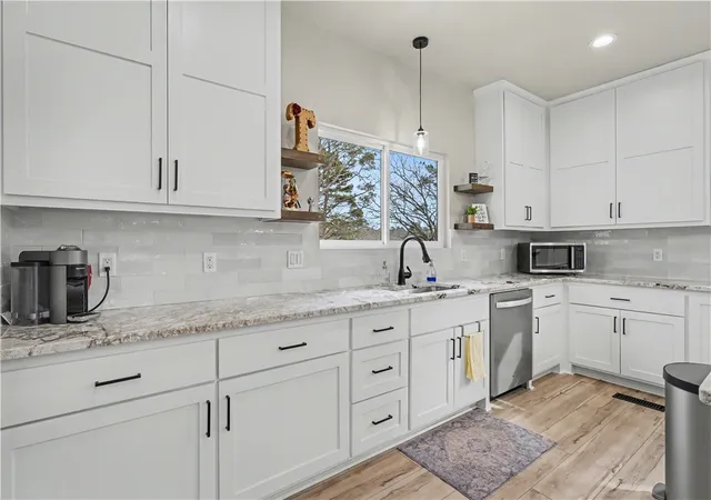 Photo 3 of Single family home for sale at 3 S Kinver Ln, Bella Vista, AR 72714 | MLS# 1333427 | Listing updated on 2026-10-01
