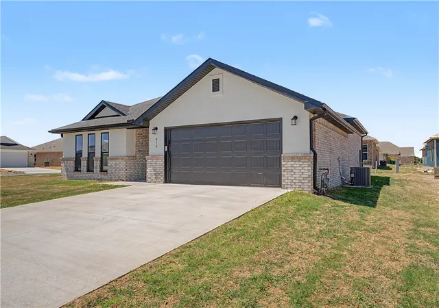 Photo 3 of Single family home for sale at 815 Haley St, Springdale, AR 72762 | MLS# 1333680 | Listing updated on 2026-09-02