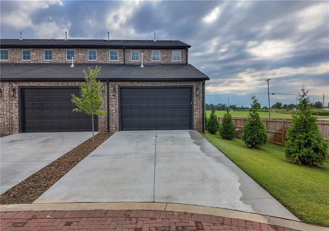 Photo 8 of Townhouse for sale at 5918 S Bellview Rd, Rogers, AR 72758 | MLS# 1333985 | Listing updated on 2026-08-29