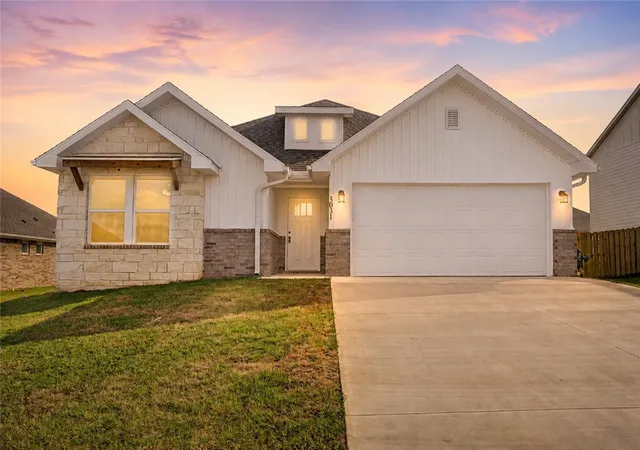 Photo 1 of Sale Pending at 5031 Elk Valley Ave, Springdale, AR 72762 | MLS# 1335774 | Listing updated on 2026-09-08