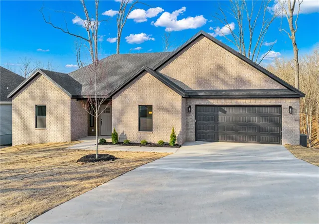 Photo 1 of Sale Pending at 4 Bridlington Dr, Bella Vista, AR 72714 | MLS# 1337129 | Listing updated on 2026-09-08